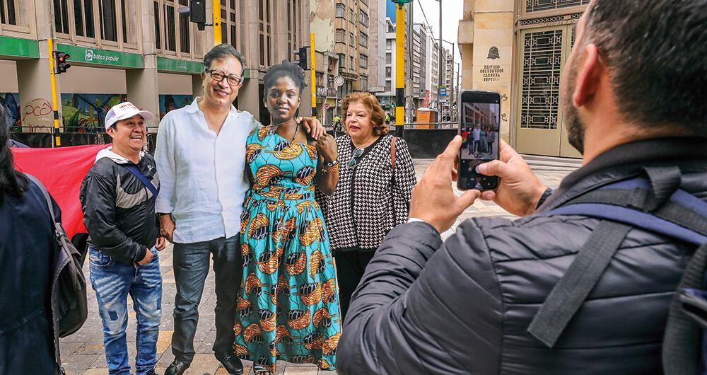 La posesión de Gustavo Petro fue la inspiración de muchos objetos que se vendían o se compartían en la plaza de Bolívar. Los vasos, las banderas y los figurines fueron los favoritos. 