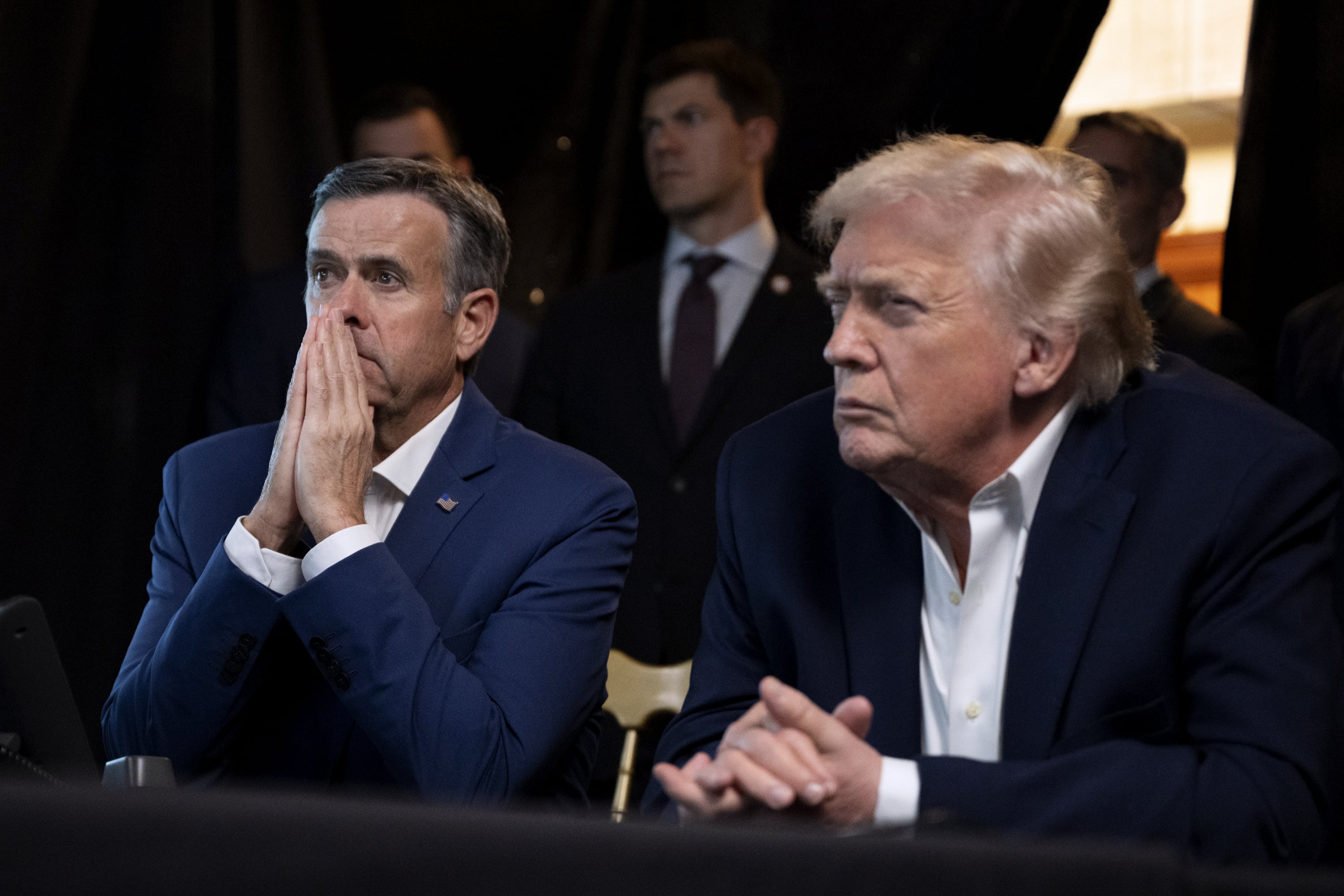 Esta imagen fue proporcionada por una organización externa y podría no cumplir con la política editorial de Getty Images). El presidente de Estados Unidos, Donald Trump, y el director de la CIA, John Ratcliffe, supervisan las operaciones militares estadounidenses en Venezuela desde el Club Mar-a-Lago de Trump el 3 de enero de 2026 en Palm Beach, Florida.