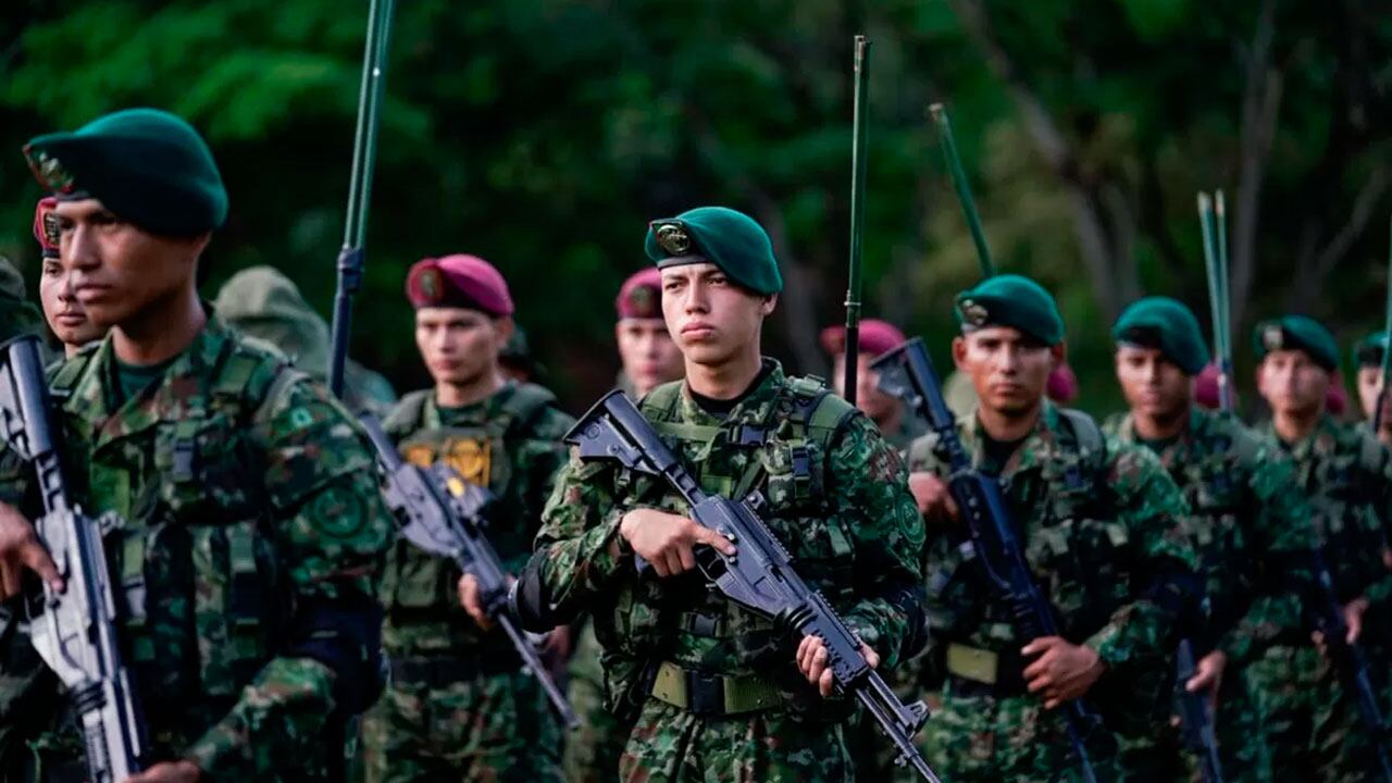 Los nuevos soldados profesionales serán asignados a unidades militares en todo el país.