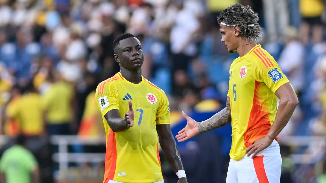 Marino Hinestroza jugando junto a Richard Ríos en la Selección Colombia.