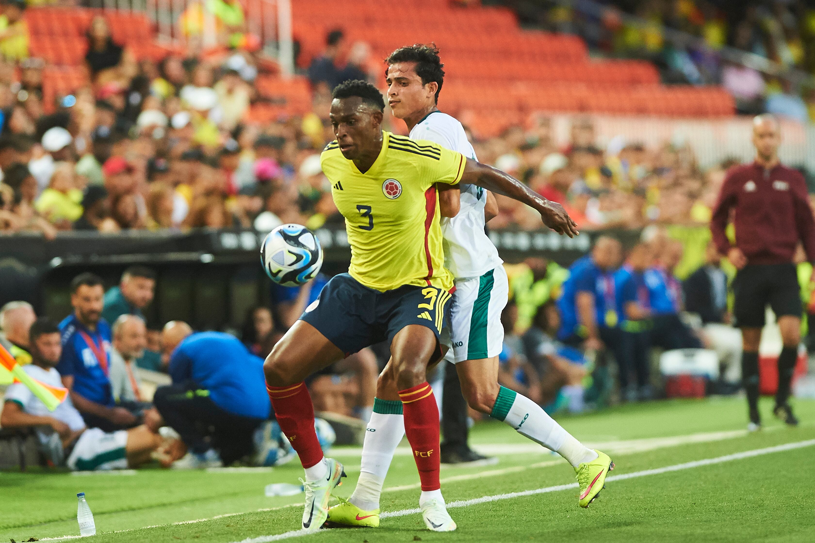 VALENCIA, ESPAÑA - 16 DE JUNIO: John Janer Lucumi de Colombia y Al Kaabawi Ibrahim de Irak luchan por el balón durante el partido amistoso internacional entre Colombia e Irak en el Estadio Mestalla el 16 de junio de 2023 en Valencia, España. (Foto de María José Segovia/DeFodi Images vía Getty Images)