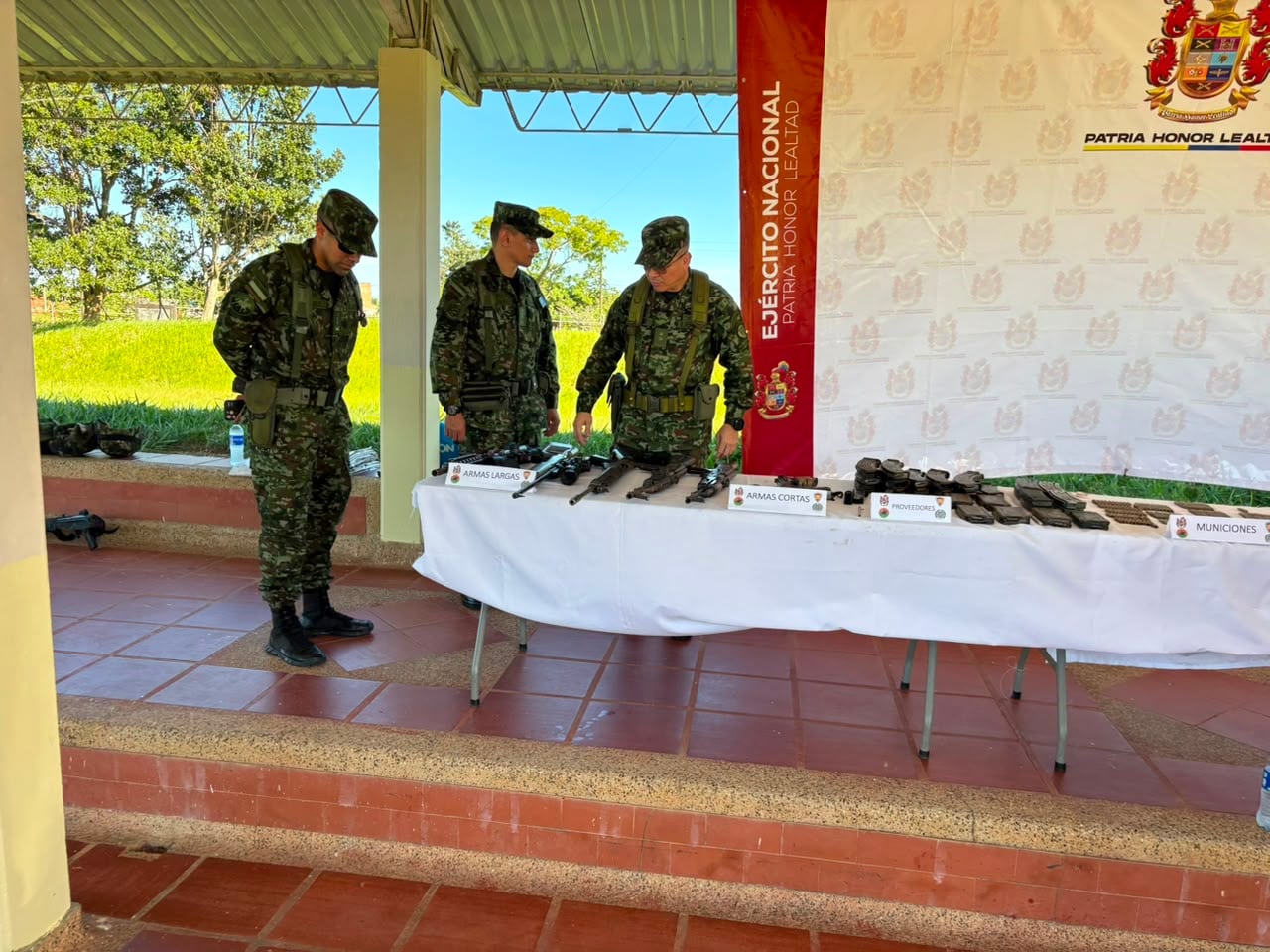 Oficiales verificando la operación del Ejército contra el ELN.