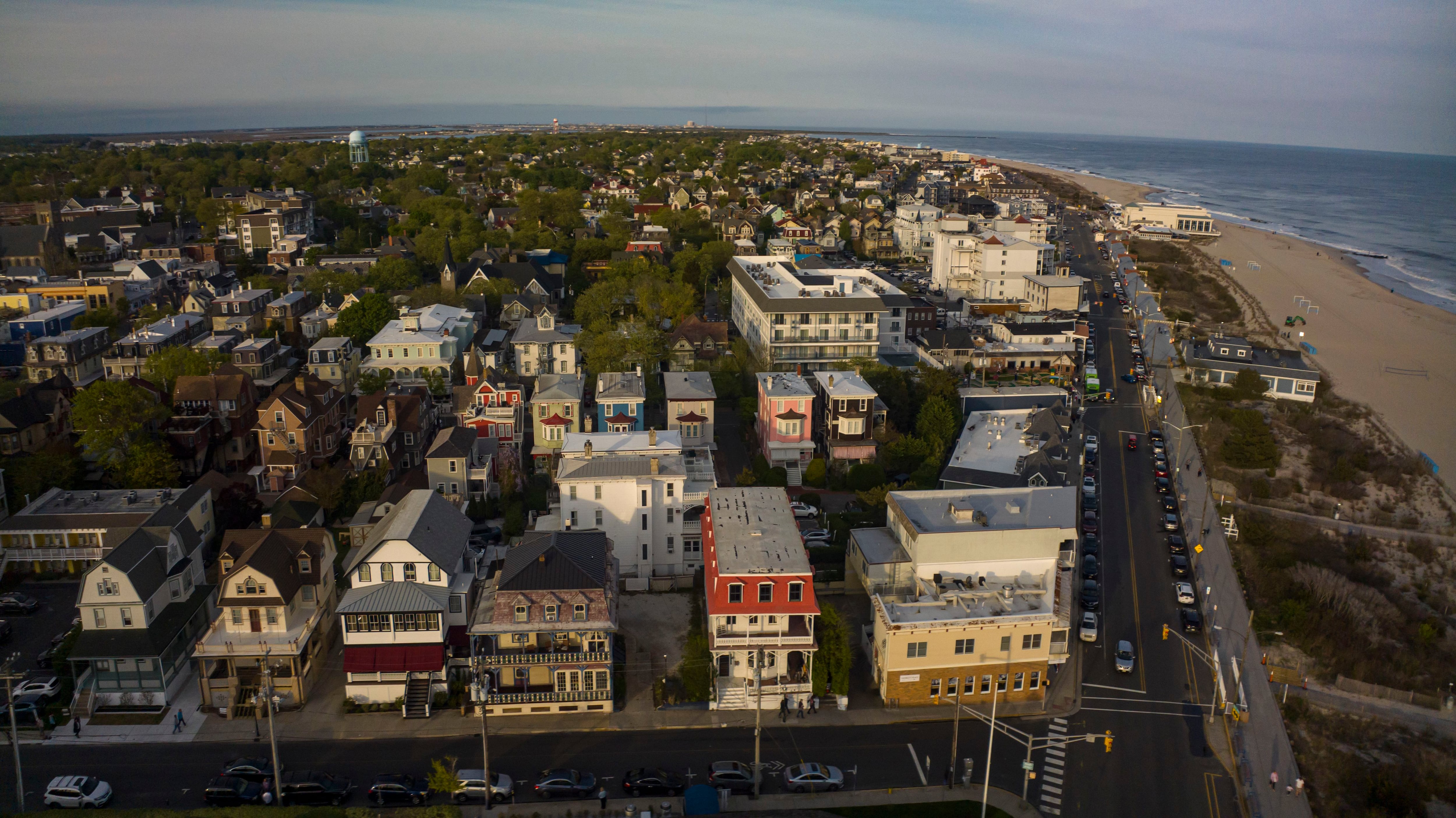 Vista aérea de la costa de Cape May, Nueva Jersey, muestra el océano y las playas.
