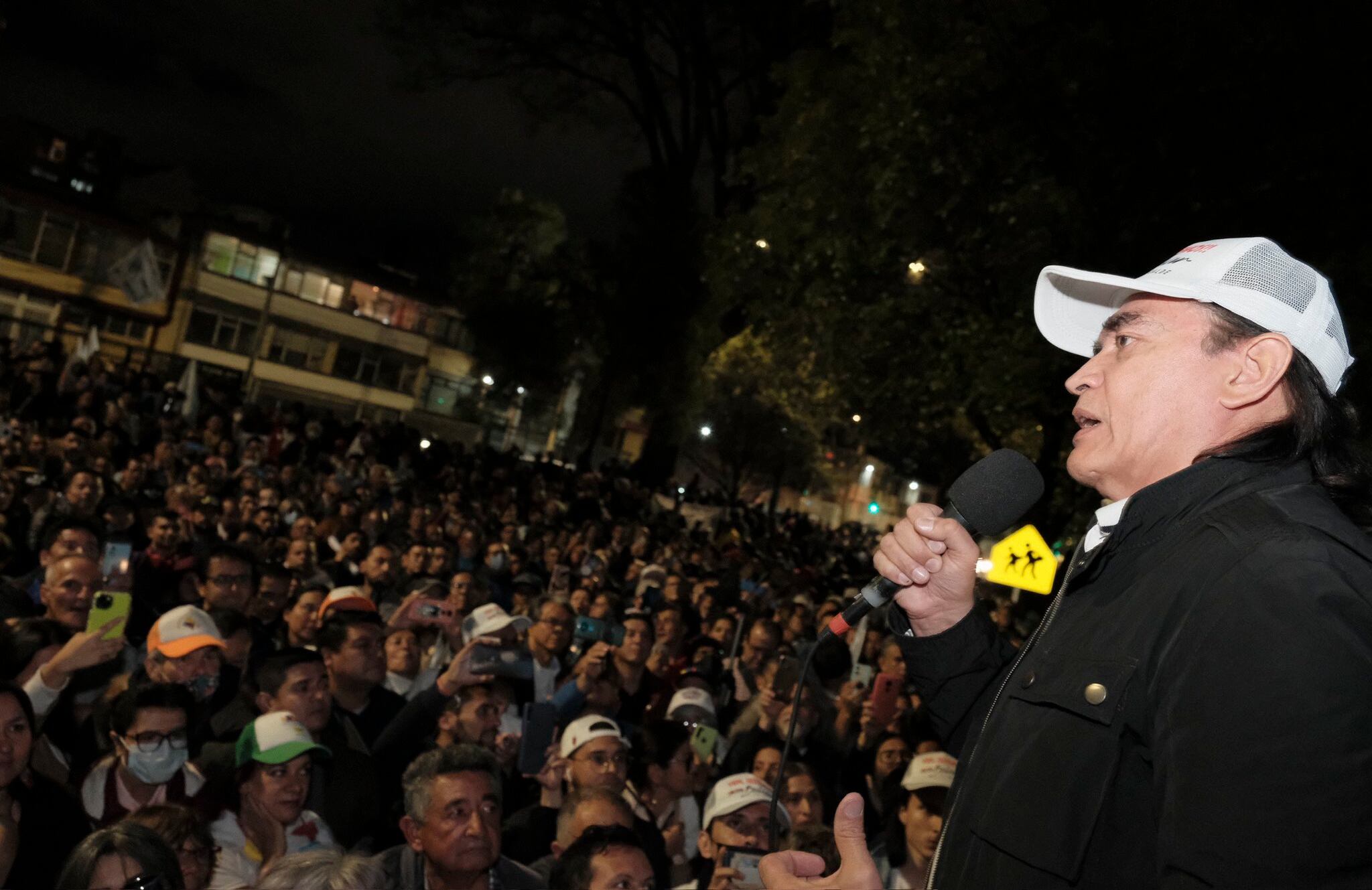 Gustavo Bolívar durante la inauguración de su sede de campaña.