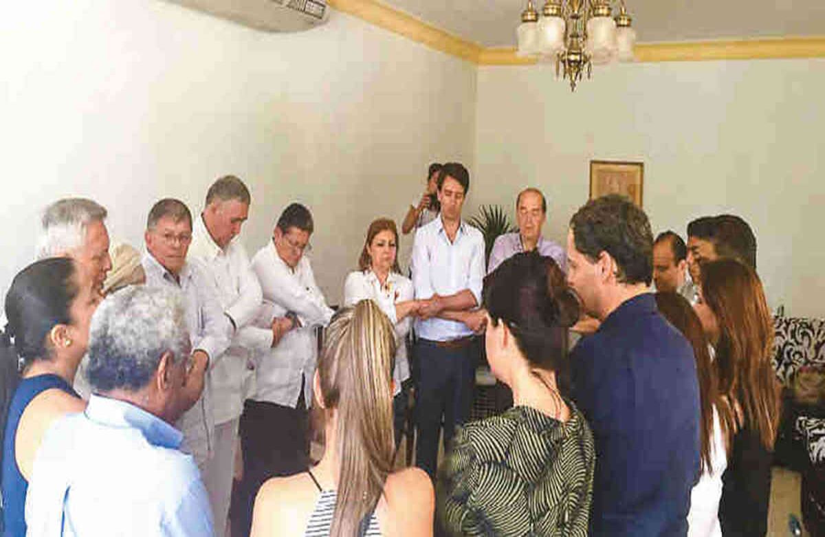 Con esta fotografía el país empezó a experimentar en serio la posibilidad de perdón. Un grupo importante de dirigentes de las FARC se enfrentó por primera vez con los familiares de los diputados del Valle secuestrados en 2002 y asesinados cinco años después. El encuentro, según relataron las víctimas, fue estremecedor. Se trata del tercer acto de perdón en el que participaron las FARC en el transcurso del 2016. Foto: Archivo particular