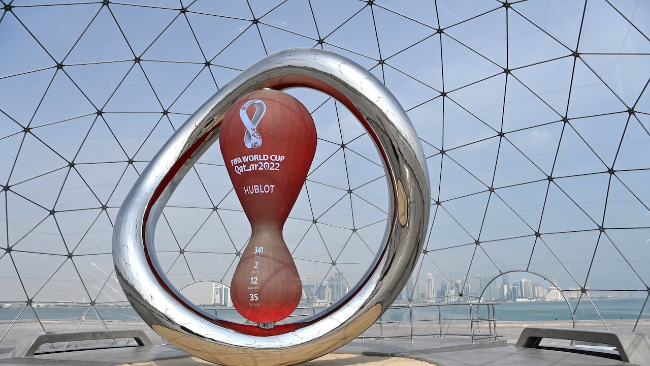 El reloj de cuenta regresiva para la Copa Mundial de la FIFA Qatar 2022 en Corniche durante la Copa Árabe de la FIFA Qatar el 15 de diciembre de 2021 en Doha, Qatar.