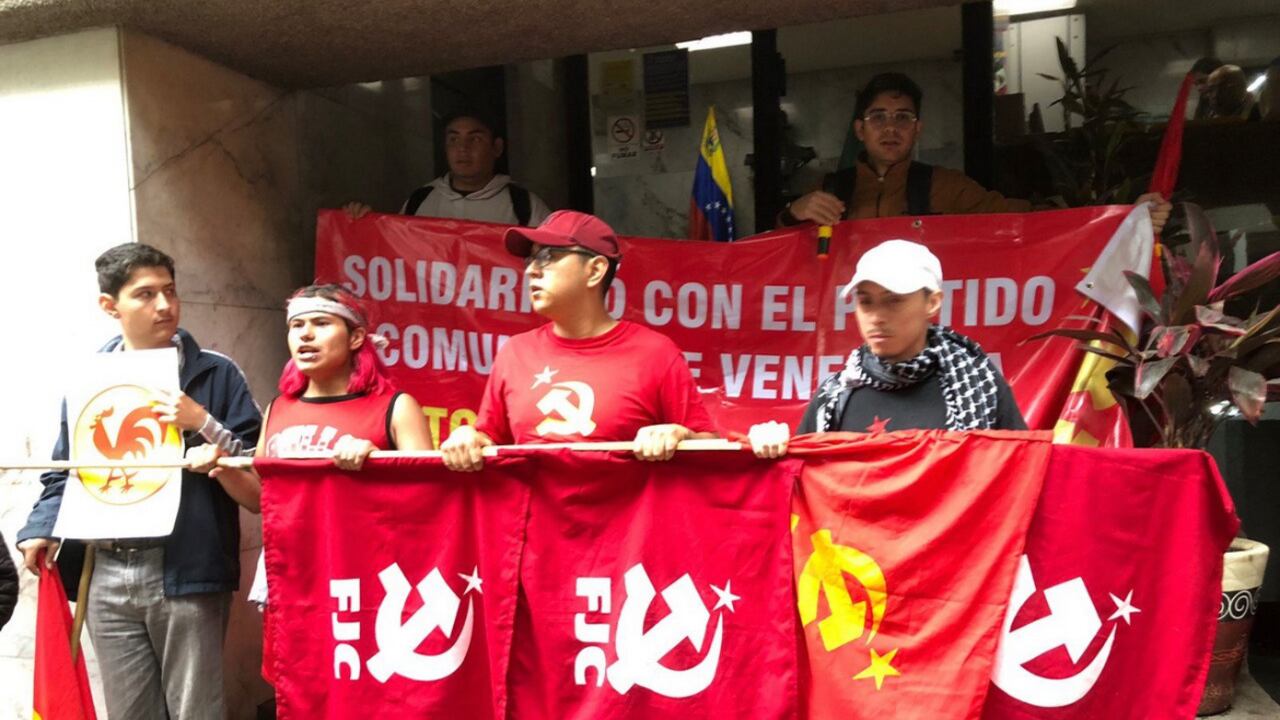 Los militantes permitieron que los presentes en la embajada terminaran de hacer sus trámites antes de declarar que la embajada estaba clausurada. Foto: @_TribunaPopular.