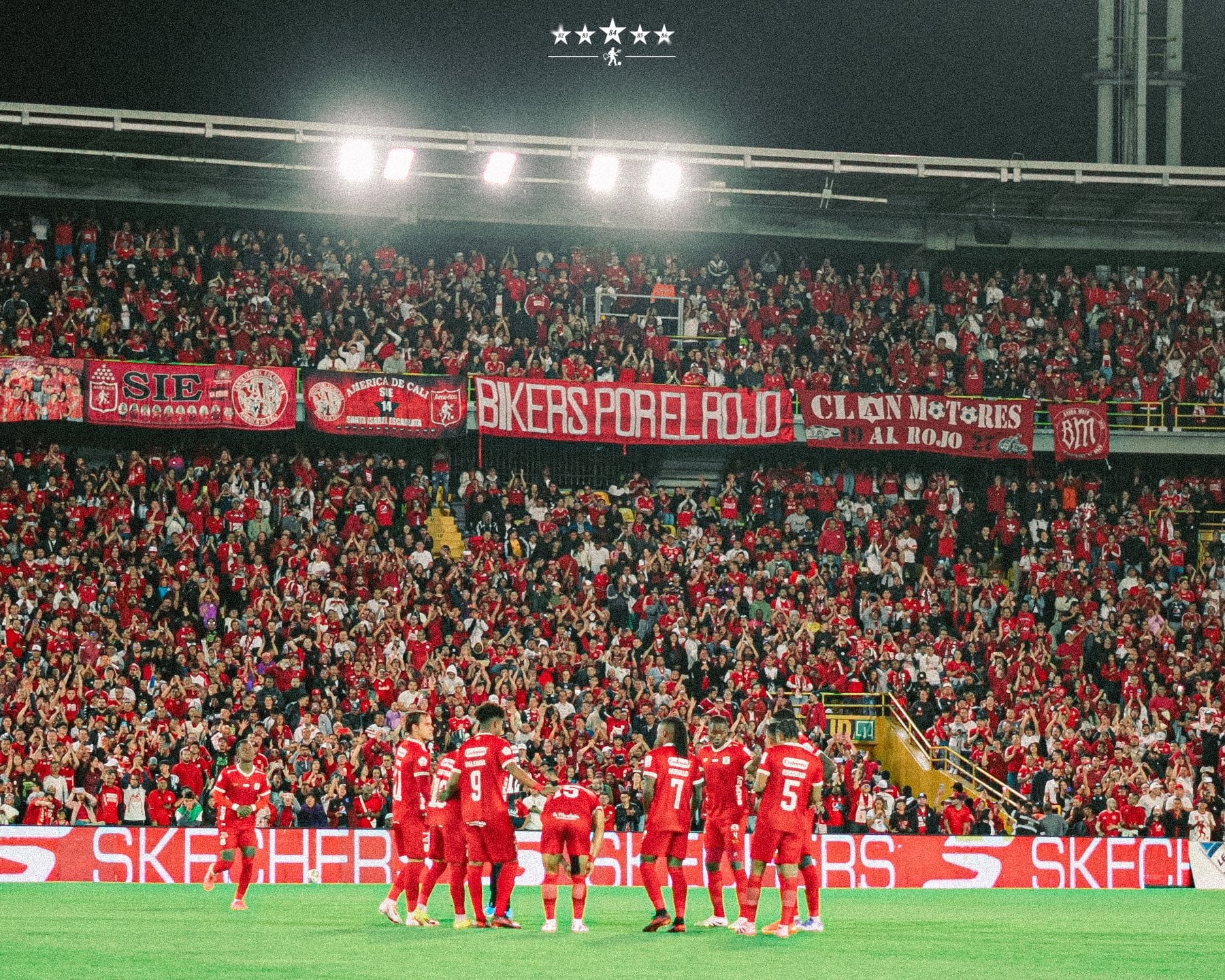 Hinchada de América de Cali en Bogotá.