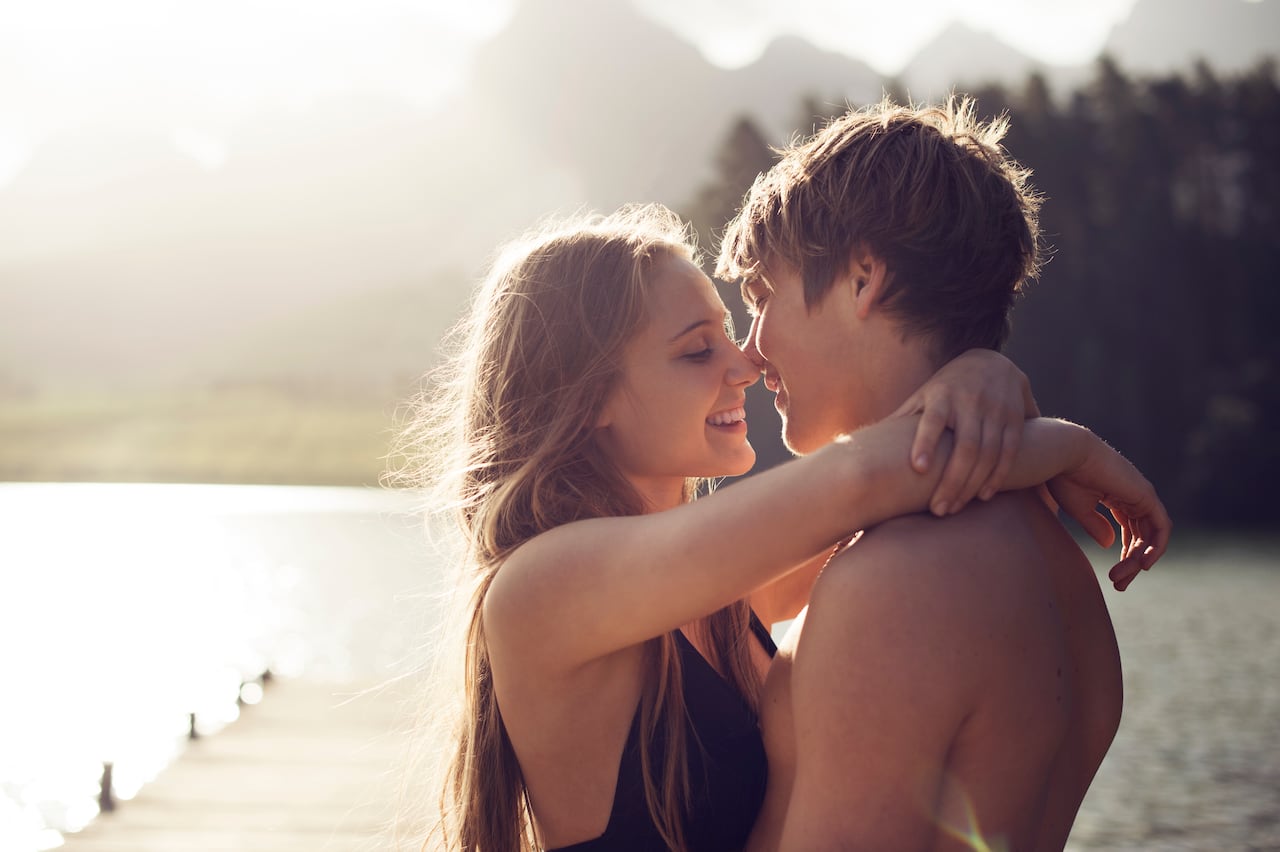 Jóvenes enamorados
