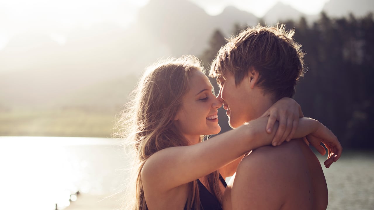 Jóvenes enamorados.