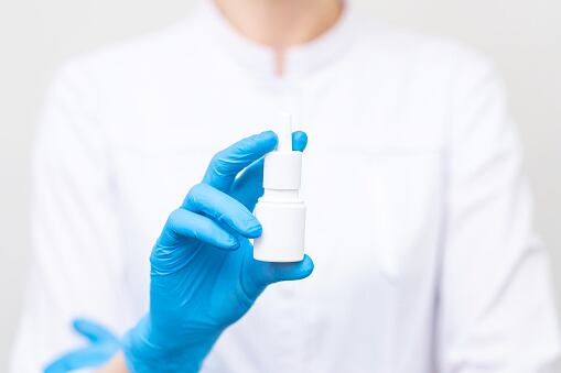 El “Narcan 4 miligramos (mg) de clorhidrato de naloxona en aerosol nasal” fue aprobado para su venta libre, convirtiéndose en el primer medicamento de este tipo en adquirirse de esa manera.