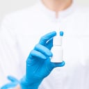 El “Narcan 4 miligramos (mg) de clorhidrato de naloxona en aerosol nasal” fue aprobado para su venta libre, convirtiéndose en el primer medicamento de este tipo en adquirirse de esa manera.