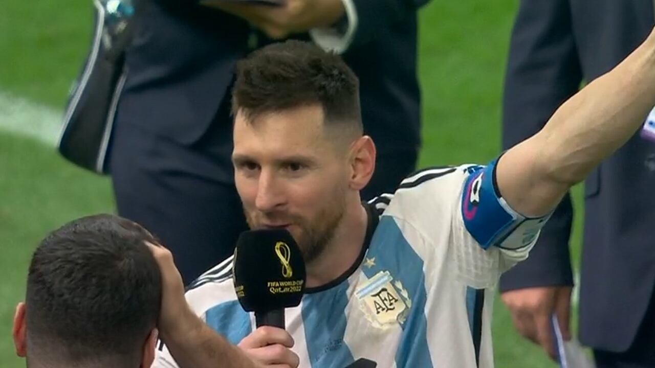 Messi dirigiéndose a la afición que colmó este domingo el estadio Lusail
