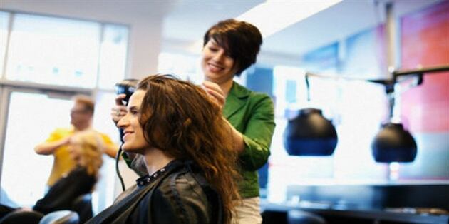 Una página web ayuda a reservar citas de bellezas desde cualquier lugar.