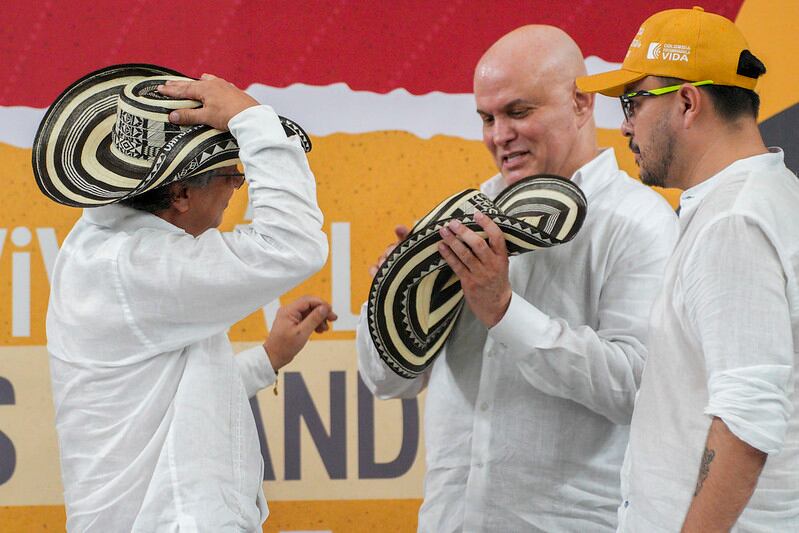 Intercambio de sombreros vueltiaos entre el presidente Gustavo Petro y el ex paramilitar Salvatore Mancuso en Montería Córdoba