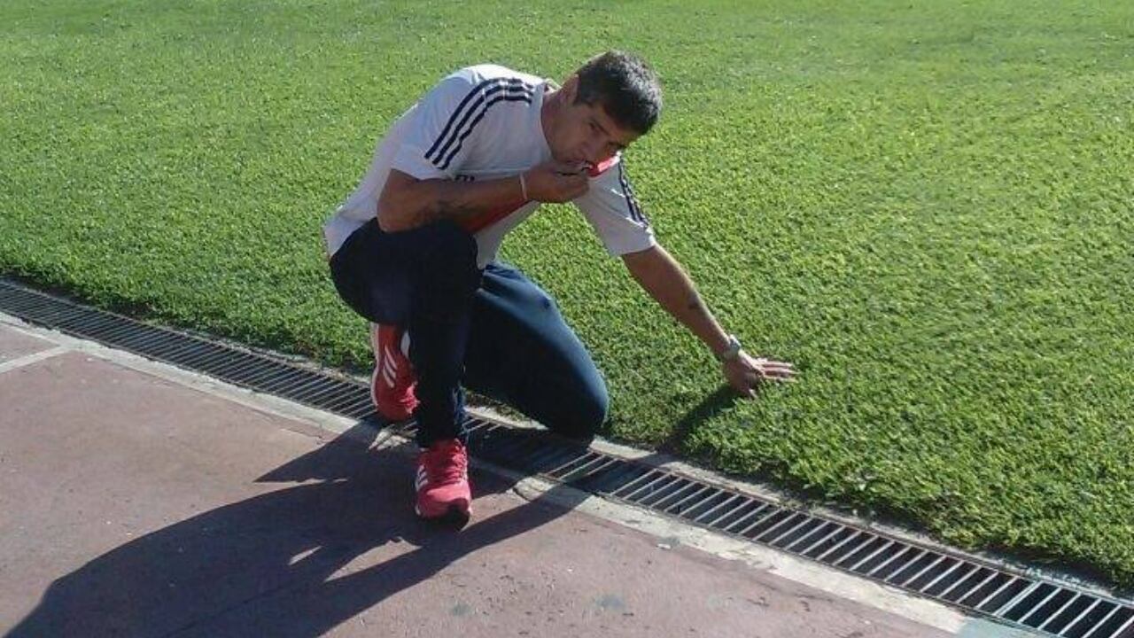 El hombre se electrocutó y perdió el equilibrio.