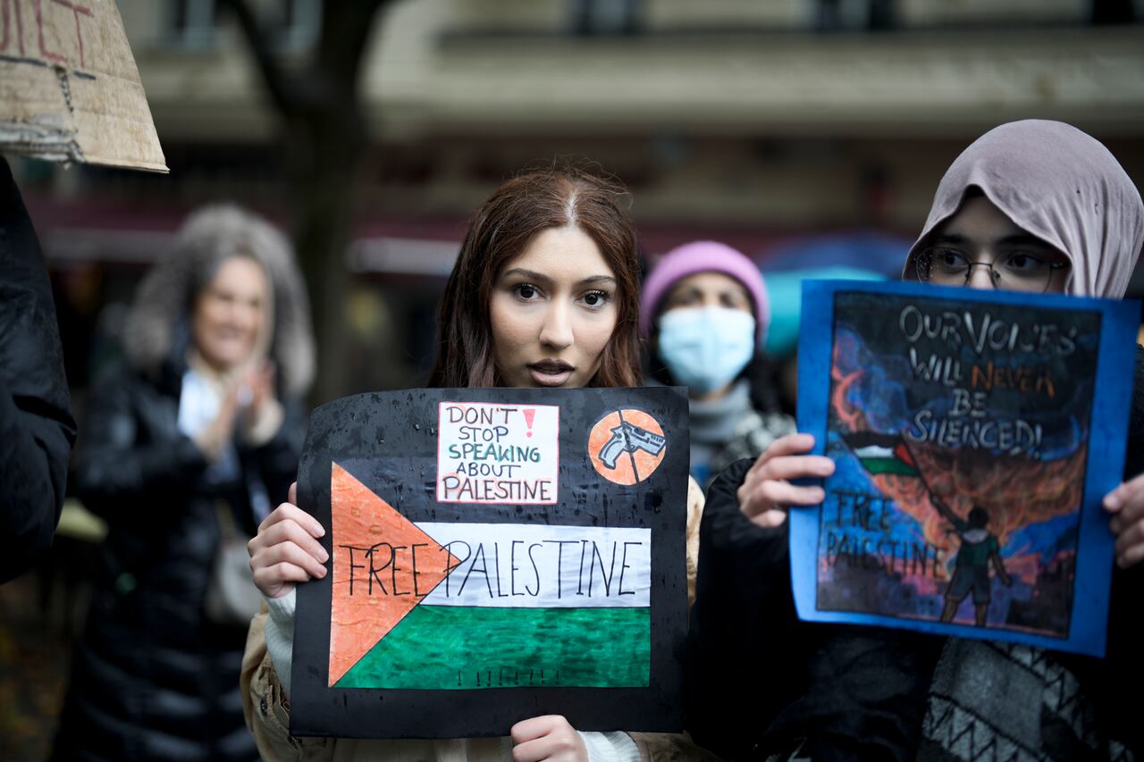 La gente asiste a una protesta para mostrar su solidaridad con el pueblo palestino en Berlín, Alemania, el viernes 20 de octubre de 2023.