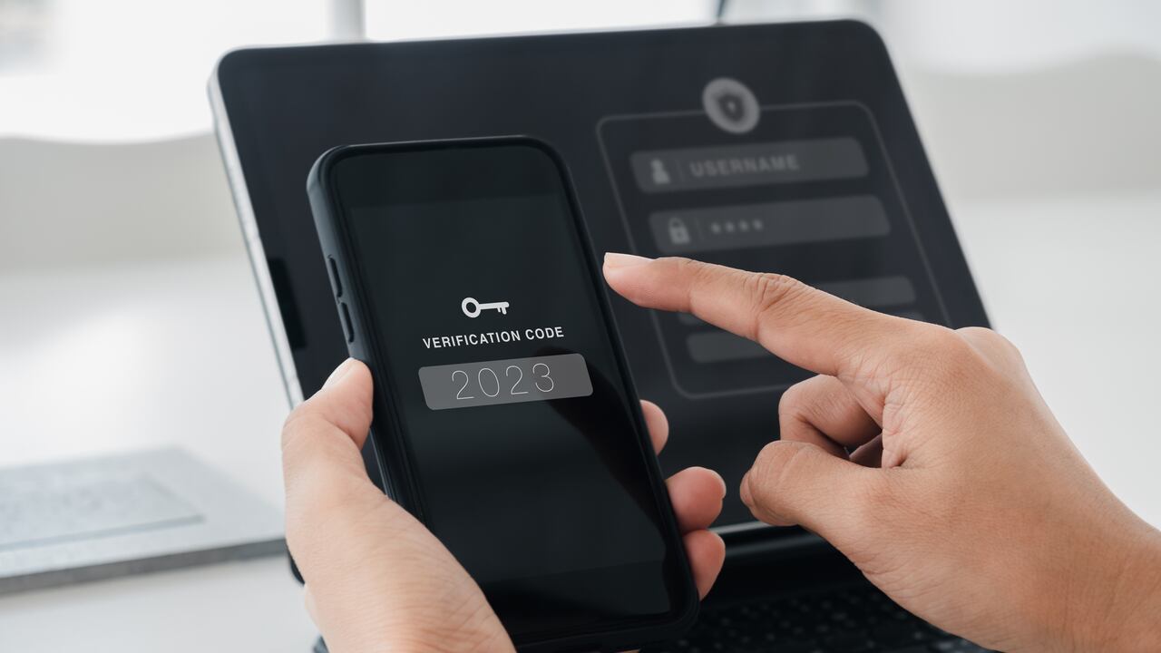 A medida que los intentos de hacking se vuelven más sofisticados, también lo hacen las leyes que protegen la privacidad. La curiosidad por explorar cuentas ajenas puede llevar a sanciones severas.