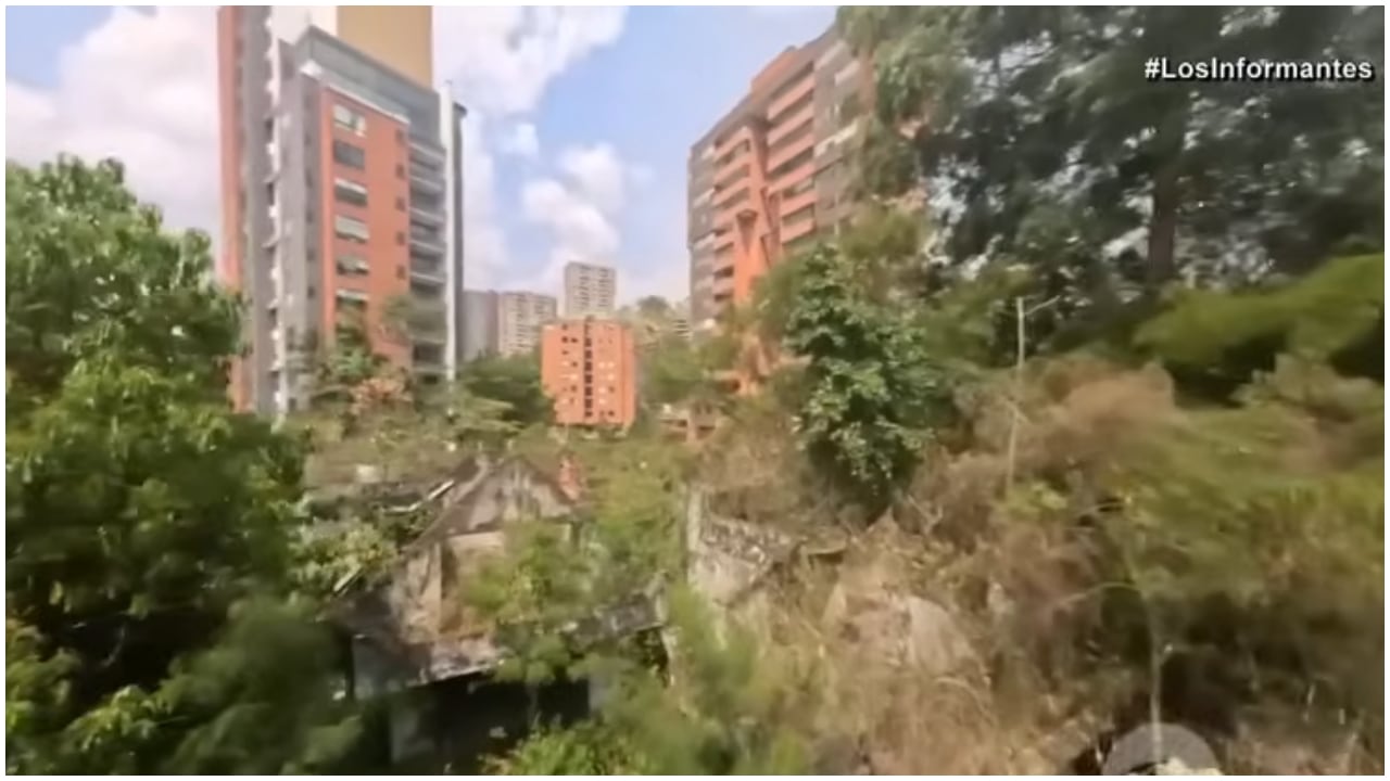 Así luce en Medellín, en 2026, la mansión que René Higuita adquirió en la década de los 90 y que la justicia le retiró tras argumentar procedencia de dineros del narcotráfico