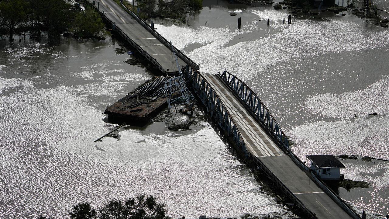 Una barcaza daña un puente que divide a Lafitte, LA., Y Jean Lafitte, después de Hurricane Ida, lunes 30 de agosto, 2021, en Los Ángeles Foto AP Photo / David J. Phillip