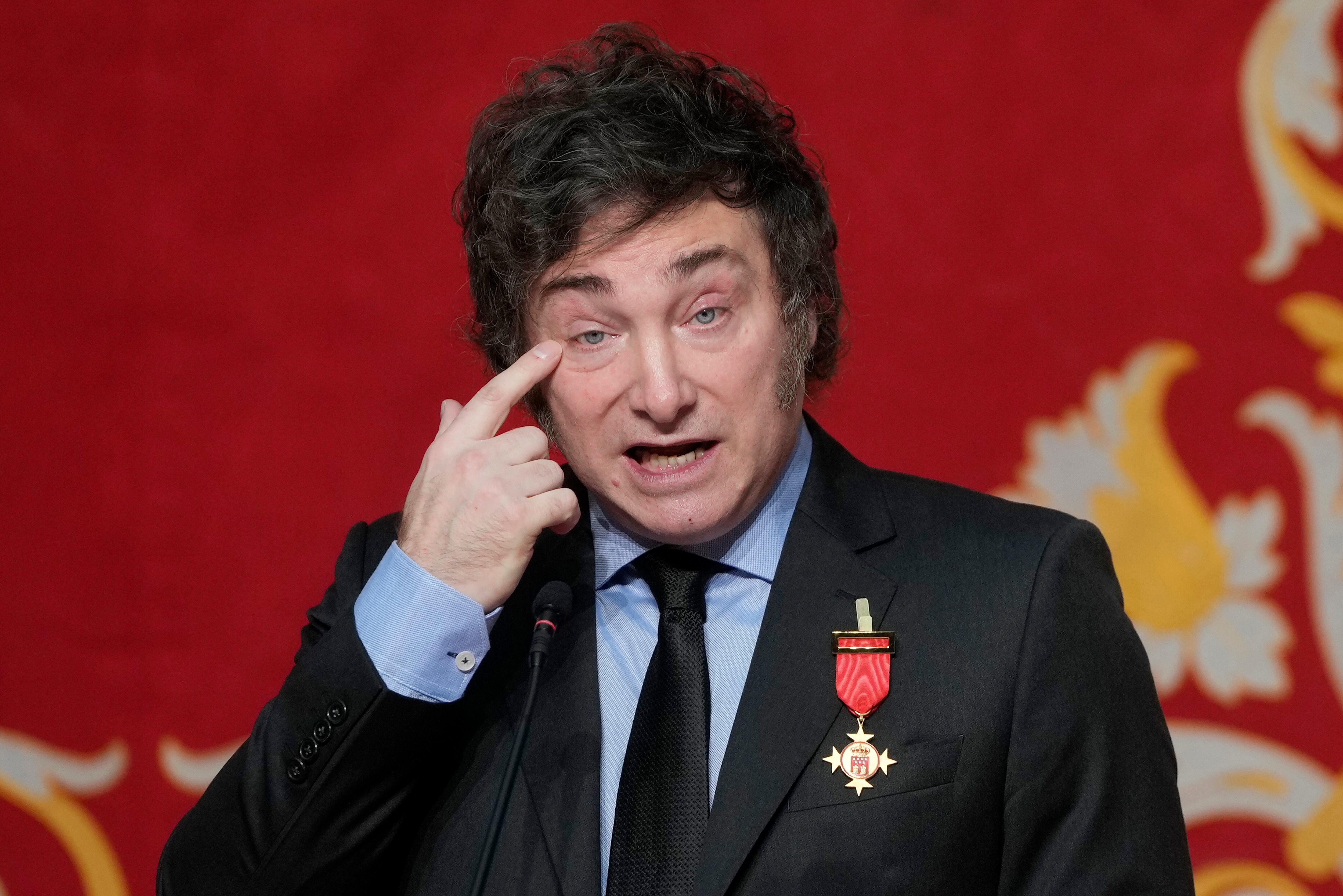 El presidente argentino Javier Milei habla durante una reunión con la presidenta regional de Madrid, Isabel Díaz Ayuso, en Madrid, España, el viernes 21 de junio de 2024.