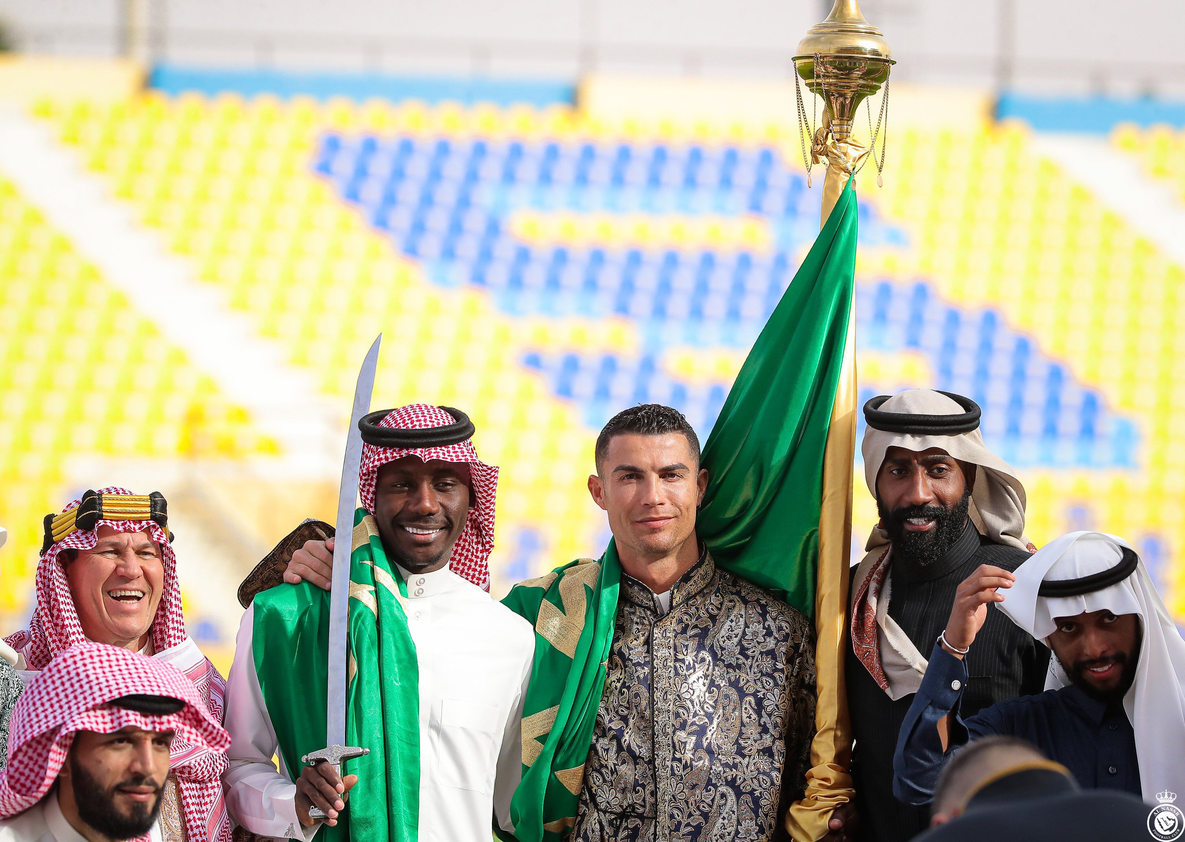 Cristiano Ronaldo luciendo una prenda representativa de Arabia Saudita.