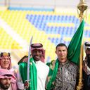 Cristiano Ronaldo luciendo una prenda representativa de Arabia Saudita.