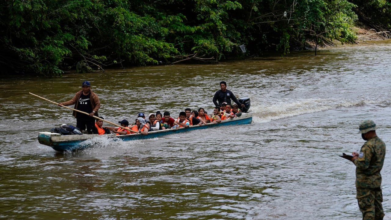 Migrantes llegan a Lajas Blancas, en donde los espera un agente de la policía fronteriza de Panamá a la orilla del río Chucunaque, en la provincia de Darién, el viernes 6 de octubre de 2023, en Panamá. (AP Foto/Arnulfo Franco)