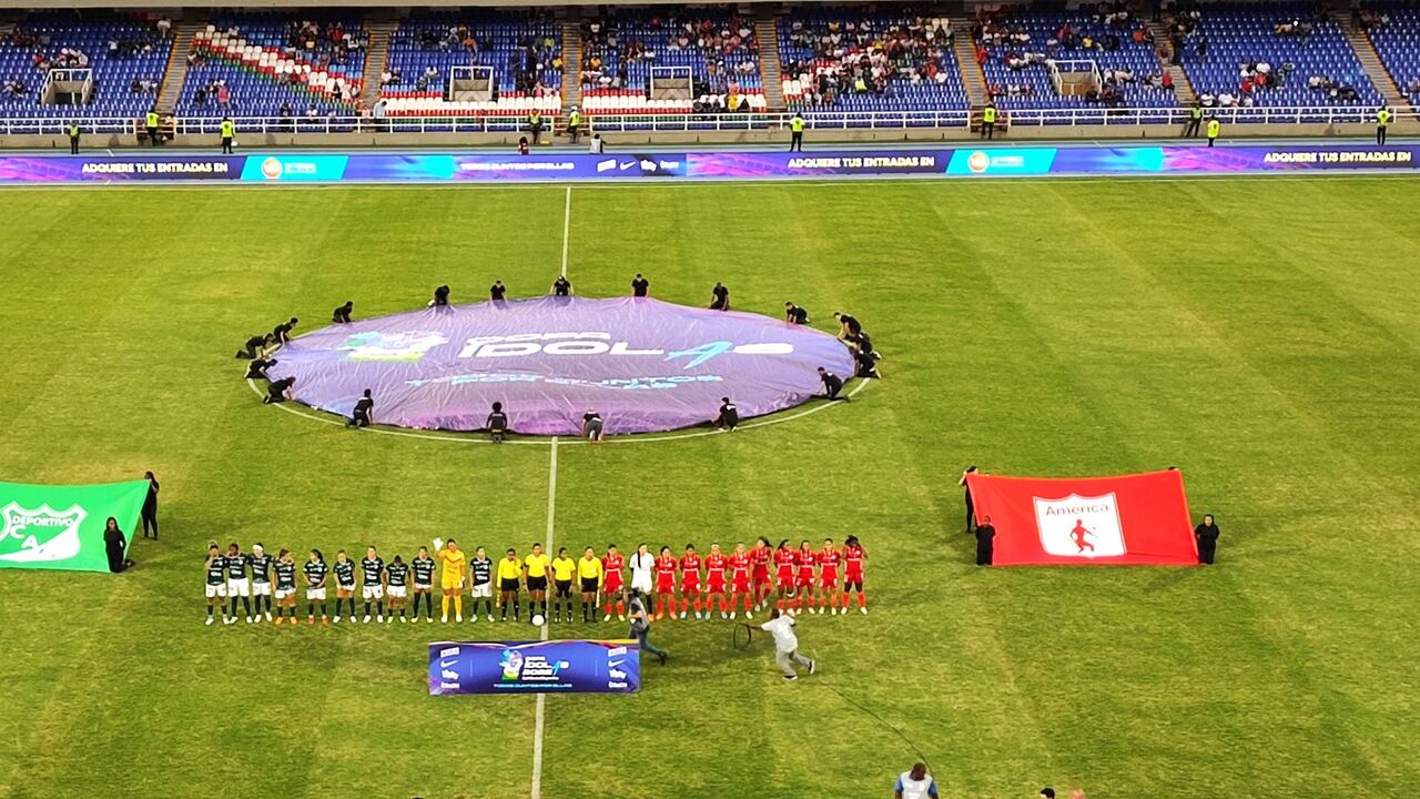 Los equipos femeninos de América y Cali se enfrentaron en un juego amistoso por la Copa Ídolas. Foto: Twitter @dmillanperea