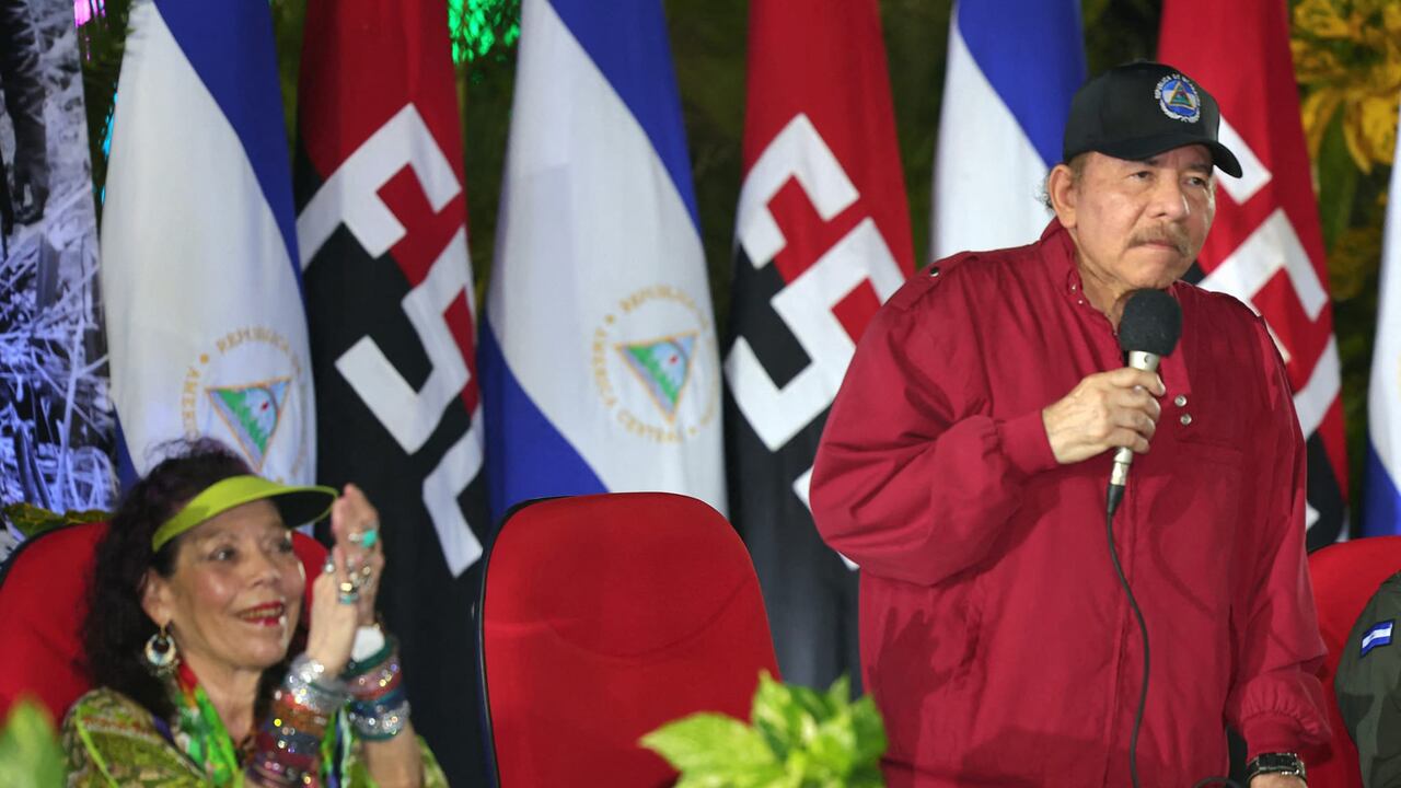 Esta afirmación ocurre una semana después de que la policía de Nicaragua instalara una unidad médica en la casa de Humberto Ortega, crítico del gobierno, una medida interpretada como detención domiciliar por opositores en el exilio.