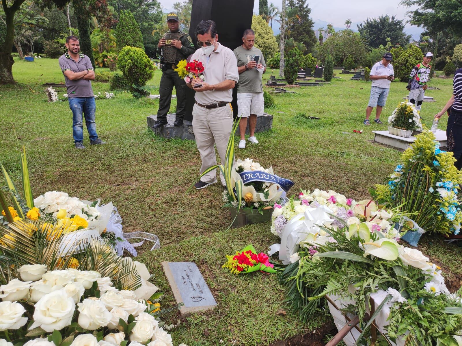 Seguidores de Darío Gómez visitaron su tumba este domingo, 31 de julio, un día después de su entierro.