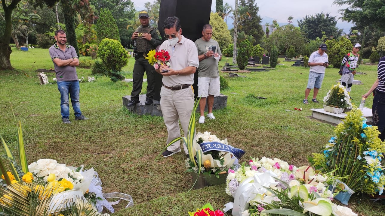 Seguidores de Darío Gómez visitan su tumba en el sur de Medellín.