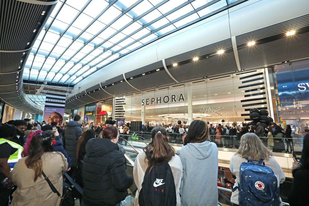 Sephora,  cadena de cosméticos fundada en Francia en 1973 y adquirida por el conglomerado LVMH, primera empresa del mundo de artículos de lujo, con sede en París, en 1997. La cadena Sephora cuenta con más de 750 tiendas en 21 países.