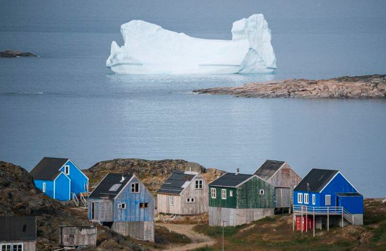 Un iceberg flotan detrás de la ciudad de Kulusuk, en Groenlandia, el 19 de agosto de 2019. La primera ministra de Dinamarca dijo el 21 de agosto de 2019 que estaba "molesta y sorprendida" de que el presidente de los Estados Unidos, Donald Trump, pospusiera una visita después de que su gobierno dijera que Groenlandia no está a la venta. (Foto por Jonathan NACKSTRAND / AFP)