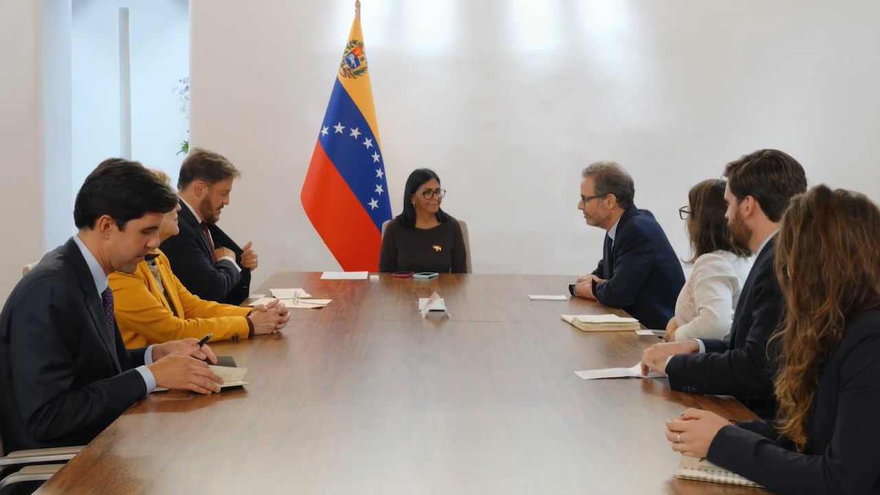 Delcy Rodríguez recibe a la delegación en Caracas
