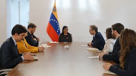 Delcy Rodríguez recibe a la delegación en Caracas
