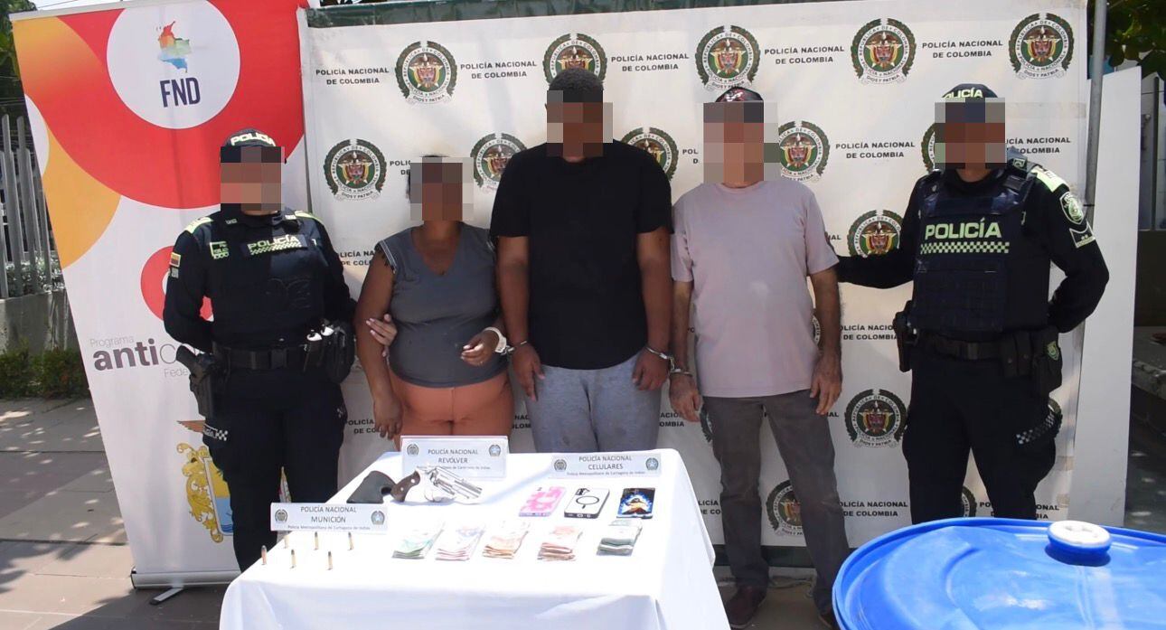 Las tres personas capturadas en el operativo de la Policía.