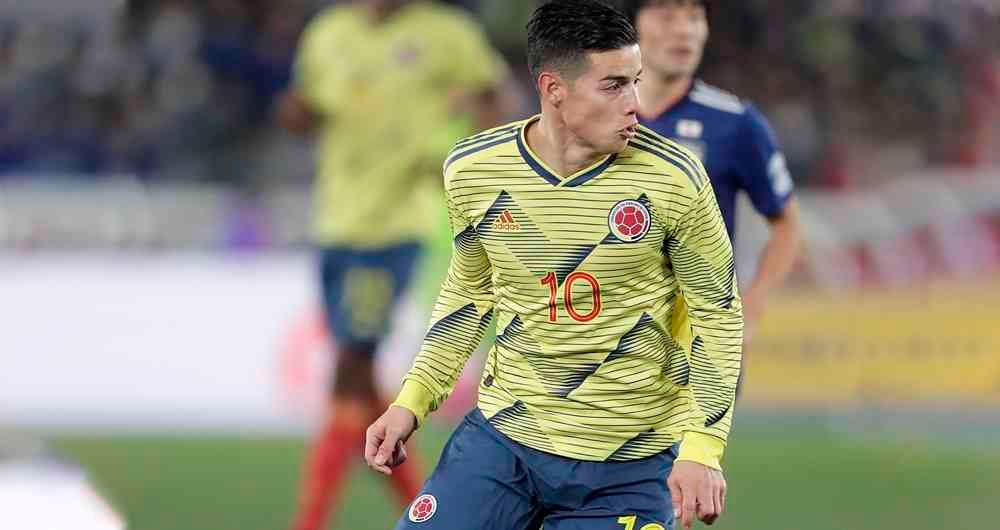James Rodríguez jugando con la nueva camiseta. 