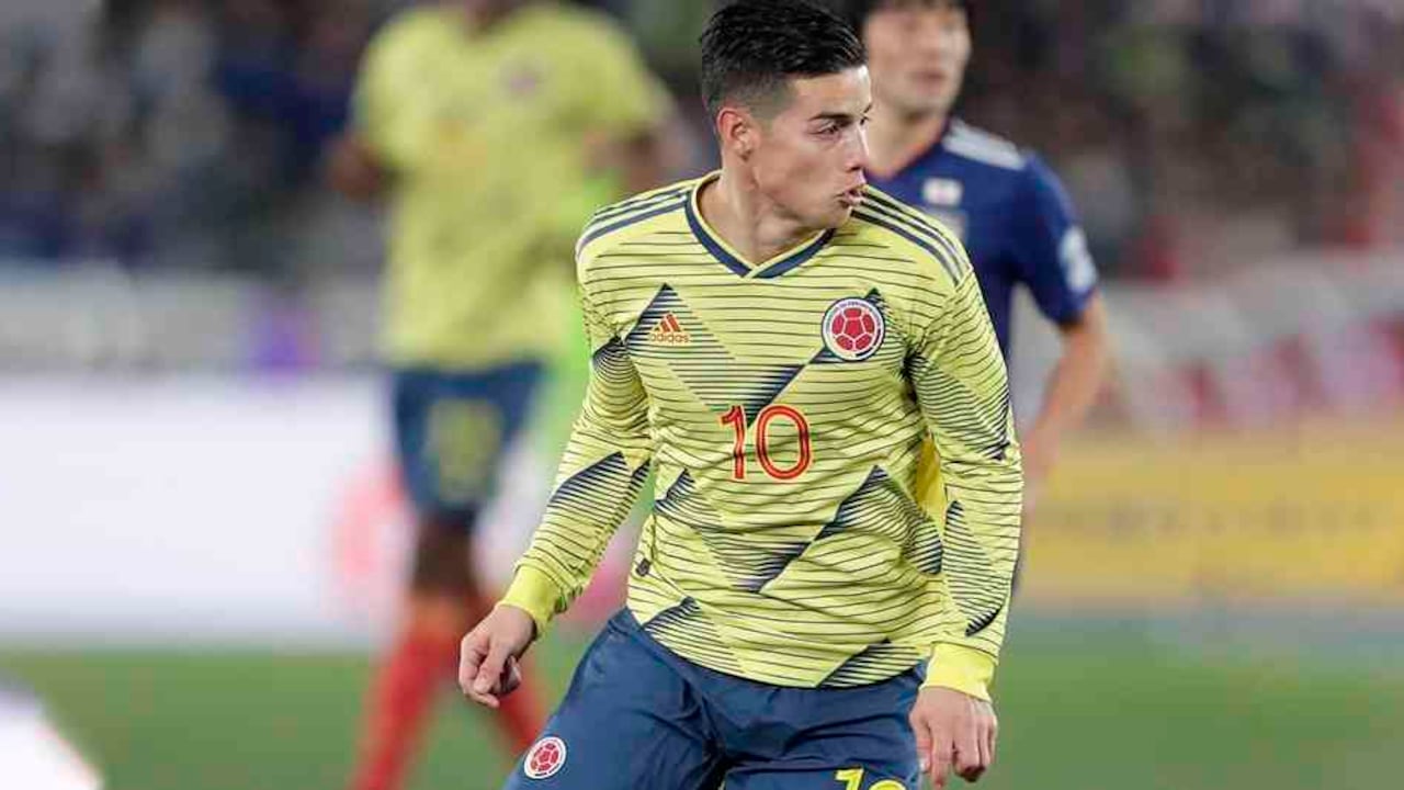James Rodríguez jugando con la nueva camiseta.