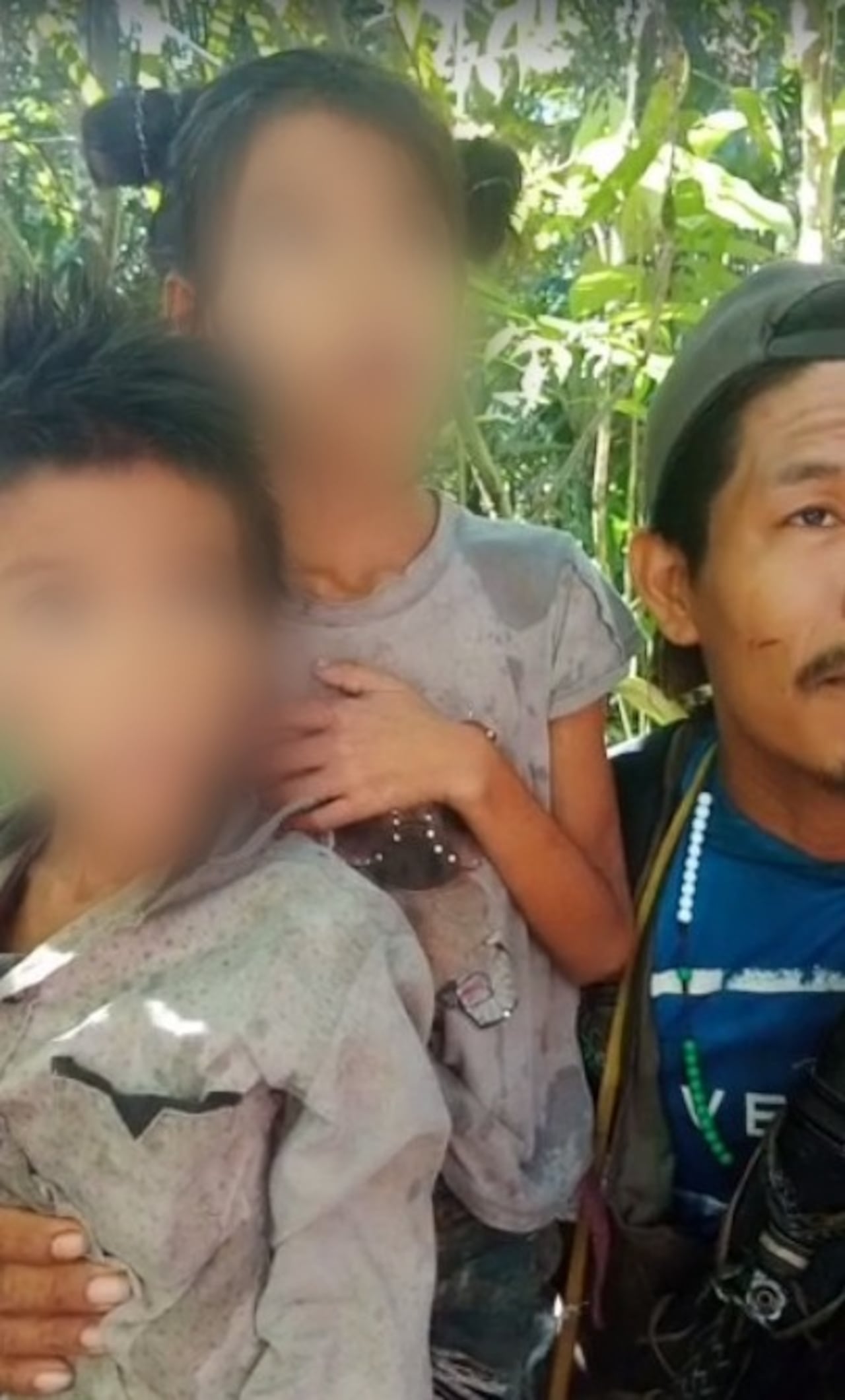 Captura de pantalla: La guardia indígena abrazando a los menores encontrados.