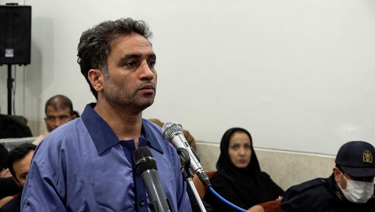 Saeed Yaghoubi asiste a su juicio en el tribunal de la ciudad de Isfahan, Irán. Irán el viernes 19 de mayo de 2023 ejecutó a tres hombres acusados de violencia mortal durante las protestas antigubernamentales del año pasado a pesar de las objeciones de los grupos de derechos humanos.