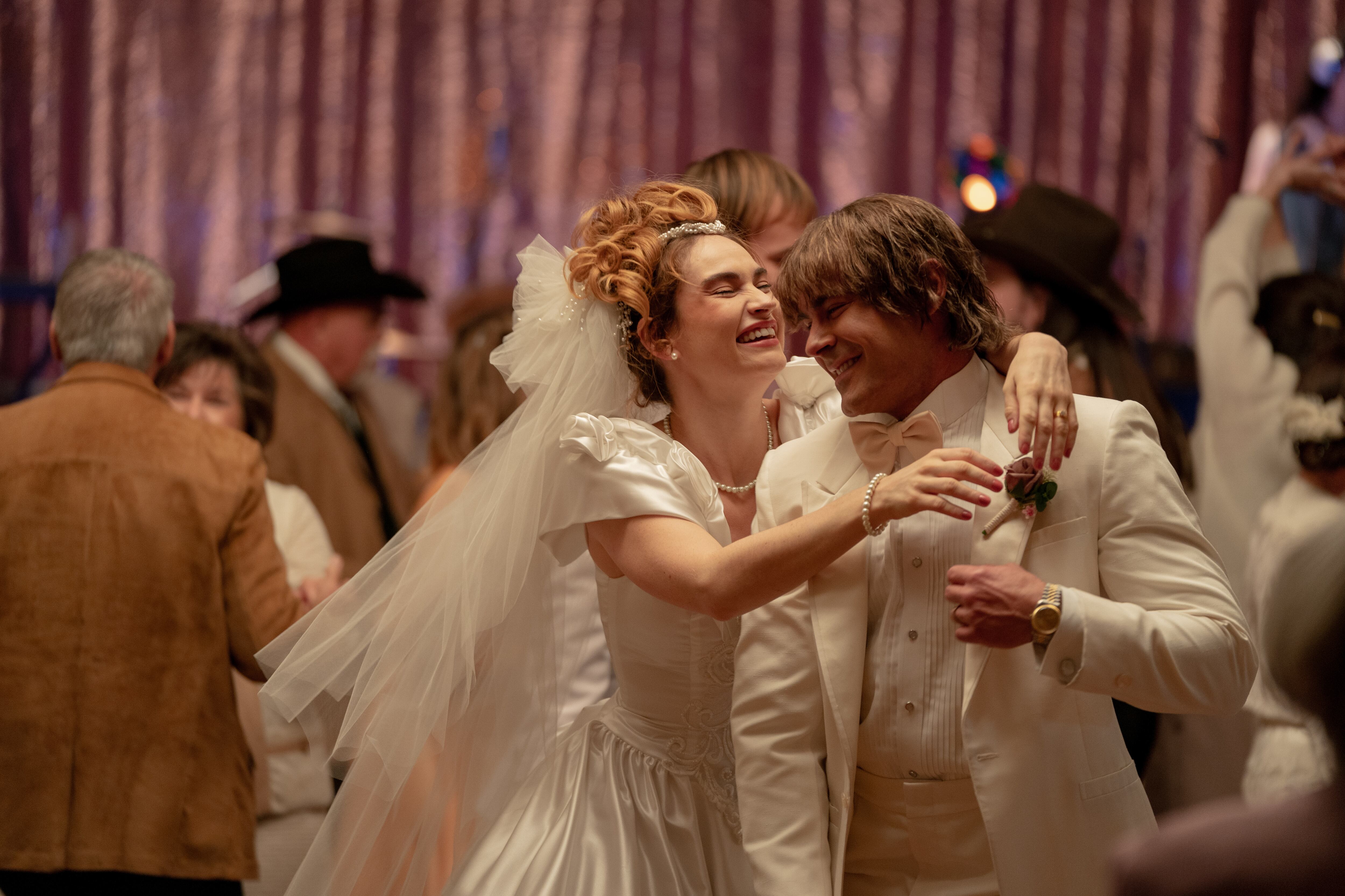 Pam (Lily James) es el rescate en la vida de Kevin Von Erich (Zac Efron). Pasan momentos muy felices y capotean nubes negras.