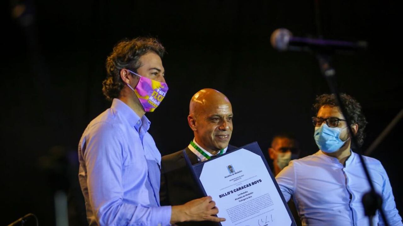 El alcalde de Medellín, Daniel Quintero, entregó la Medalla Alcaldía de Medellín Categoría Oro a la Billo´s Caracas Boys en el marco de la Feria de las Flores.