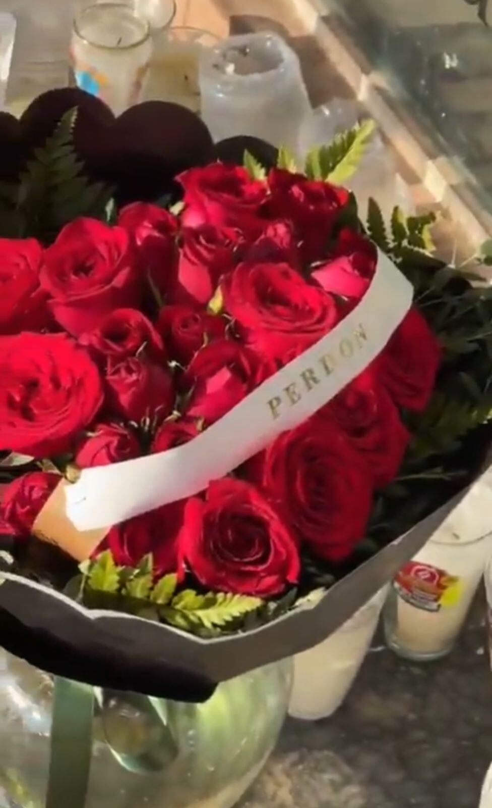 El ramo traía consigo un mensaje con la palabra "perdón".