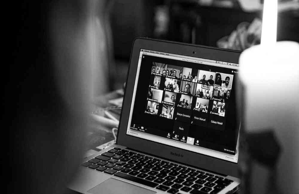 ‘Sen, marin, patin’…aquí y en todas partes” decía presumiendo saber hablar latín. No perdía oportunidad para lanzar un piropo… Estoy aquí, de nuevo, en los primeros días sin él. Abrazo a mi papá, pero él se rehúsa a mostrar su rostro; la verdad es que pocas veces lo he visto llorar como ahora. Pienso también en el significado de la familia, pienso en la contradicción más fuerte que nos plantea esta situación: por más que lo necesitemos, nadie se podrá abrazar para consolarse. No habrá una ceremonia en su nombre y tendremos que afrontar separados el final de su vida para cuidar la nuestra. Son las 5:15 p.m. ayer me despedí, mi papá no me suelta. David Amado-SEMANA