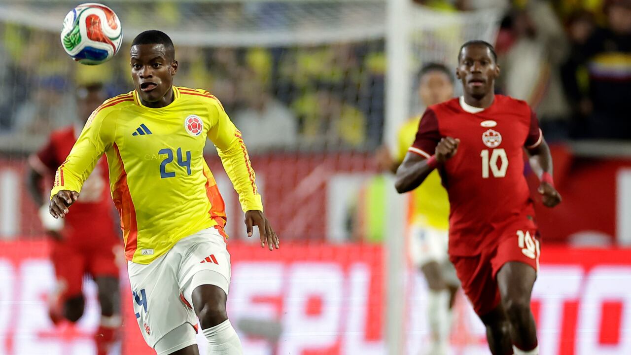 Jonathan David (10 de Canadá) marcó el primero del partido pero se lo anularon por fuera de juego.