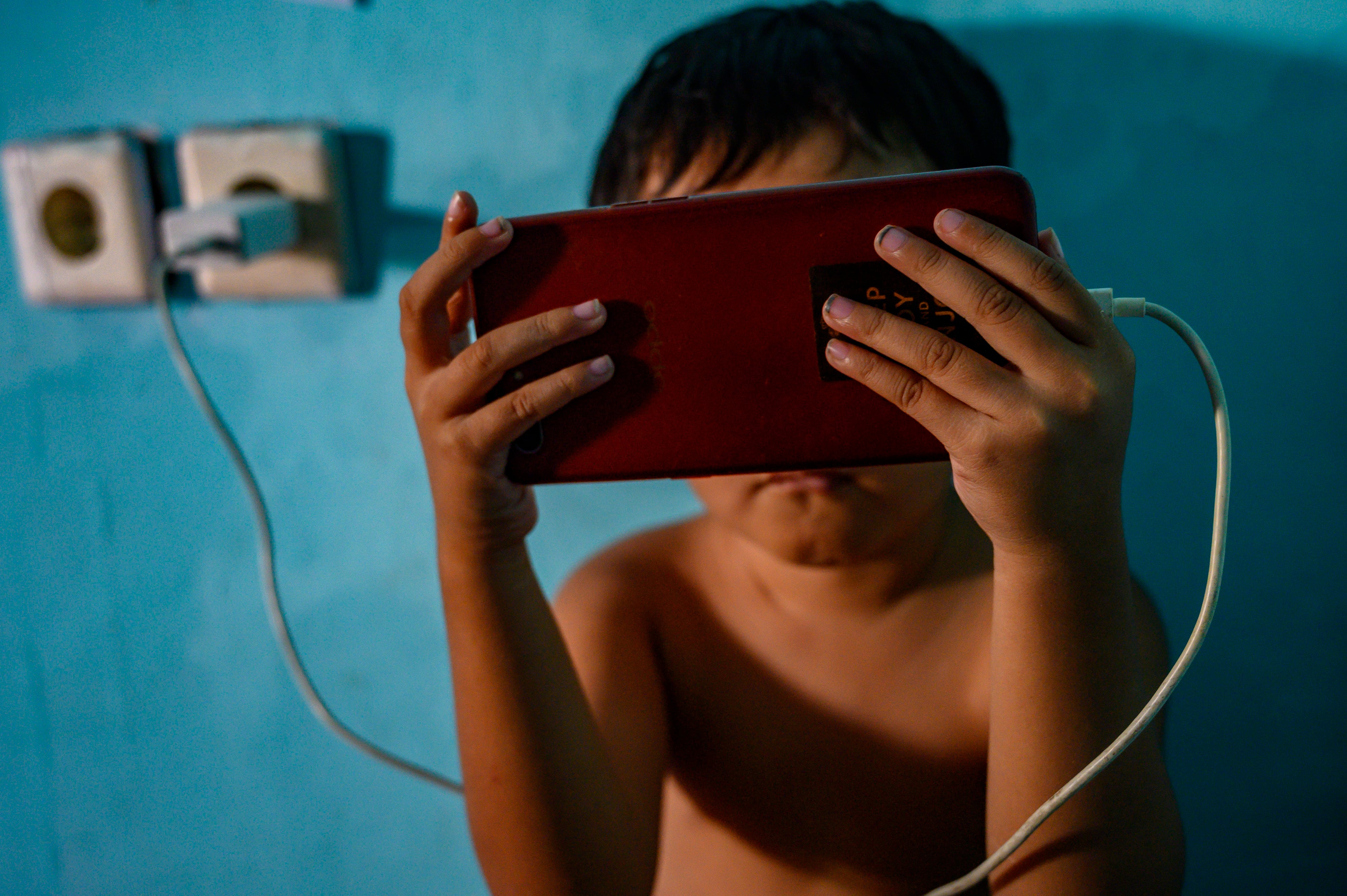 Los niños menores de 13 años no podrán tener acceso a los teléfonos móviles