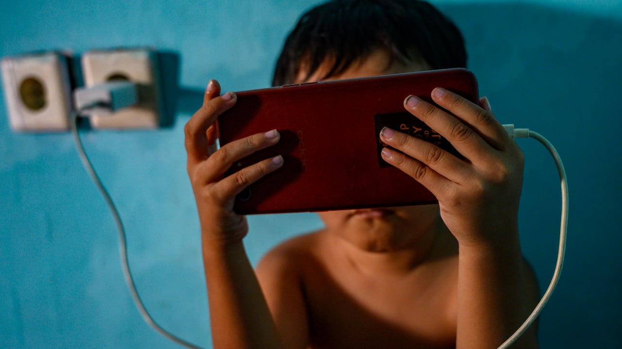 Los niños menores de 13 años no podrán tener acceso a los teléfonos móviles.