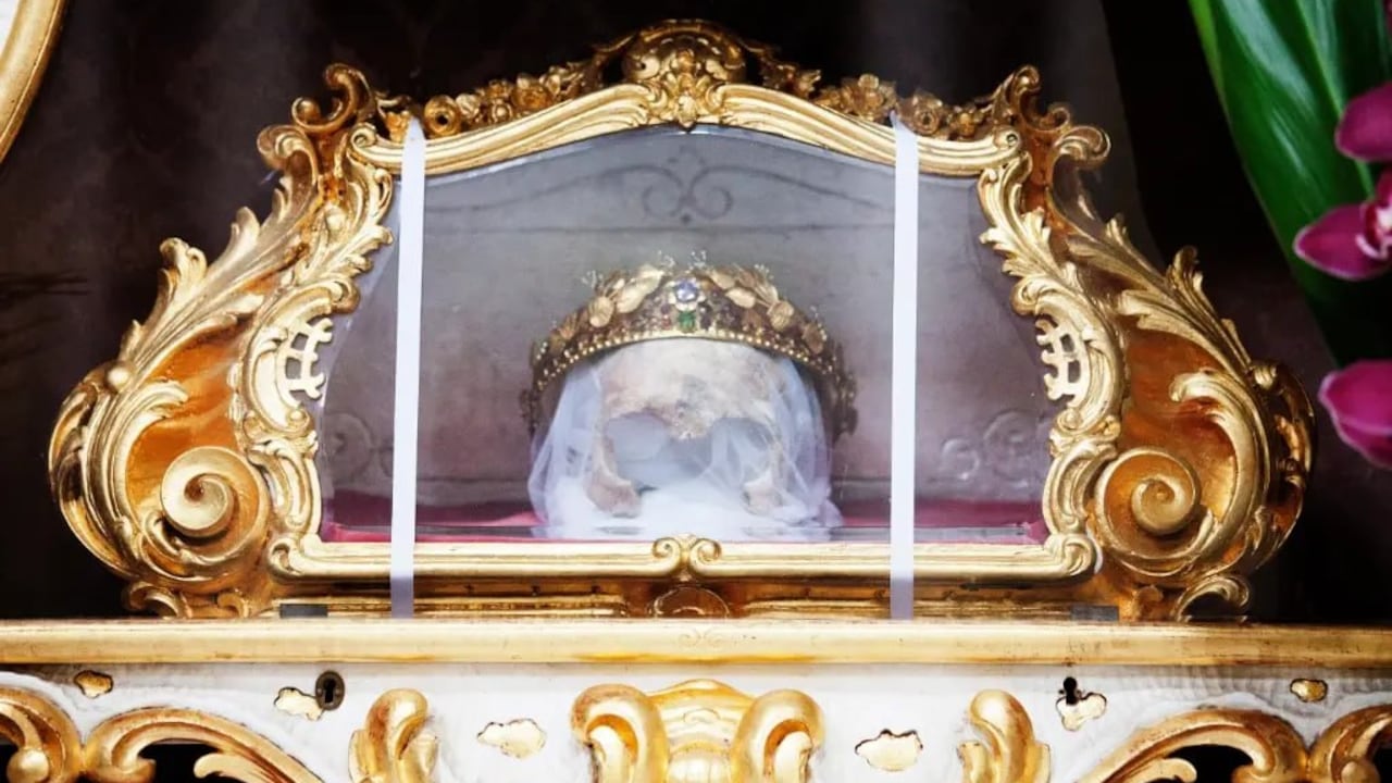 El cráneo de Santa Zdislava de Lemberk permanecía expuesto en una caja dorada desde 1908.