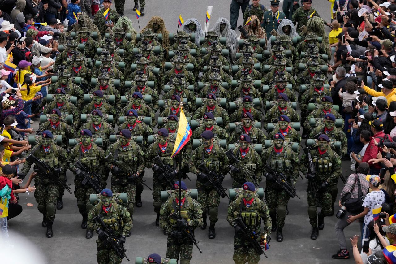 desfile militar del Día de la Independencia, en Bogotá, Colombia, el sábado 20 de julio de 2024. Colombia celebra 214 años de independencia de España. (Foto AP/Fernando Vergara)